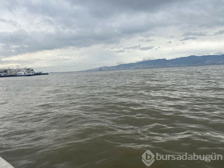 Sağanak sonrası İzmir'de denizin rengi değişti
