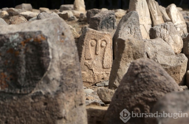 Üstünde insan figürü bulunan 8 bin yıllık taşlar bulundu