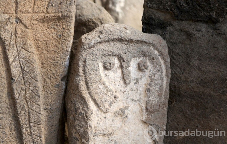 Üstünde insan figürü bulunan 8 bin yıllık taşlar bulundu