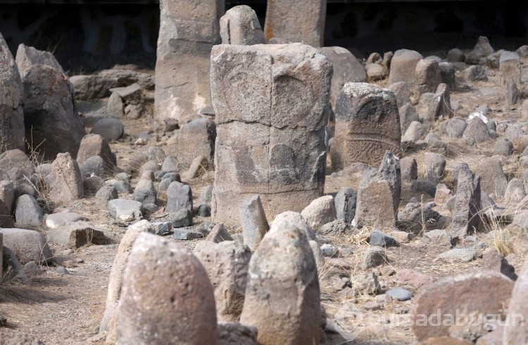 Üstünde insan figürü bulunan 8 bin yıllık taşlar bulundu
