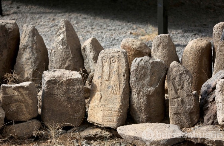Üstünde insan figürü bulunan 8 bin yıllık taşlar bulundu