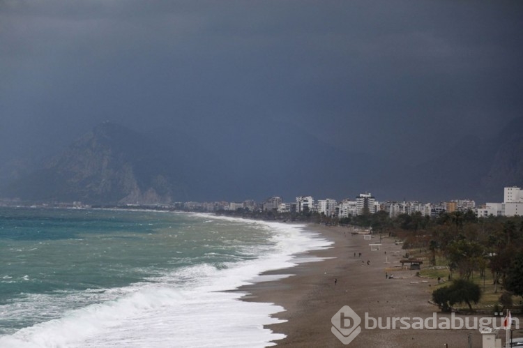 Antalya'da fırtına: Uçak seferleri iptal edildi