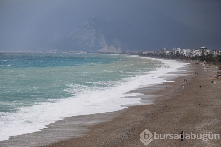 Antalya'da fırtına: Uçak seferleri iptal edildi