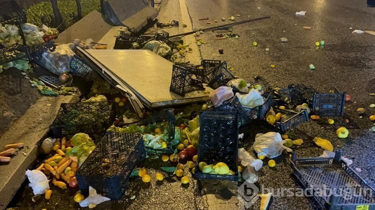 Kadıköy'de, bariyerlere çarpan kamyonette bulunan meyveler yola saçıldı