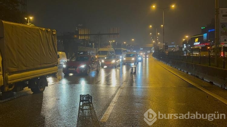 Kadıköy'de, bariyerlere çarpan kamyonette bulunan meyveler yola saçıldı