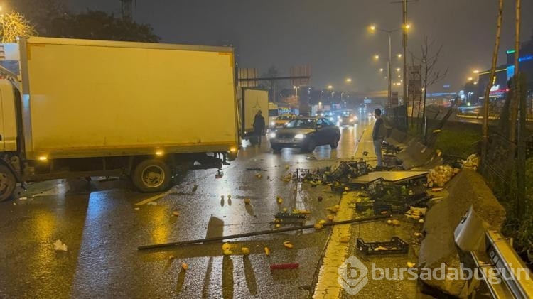 Kadıköy'de, bariyerlere çarpan kamyonette bulunan meyveler yola saçıldı