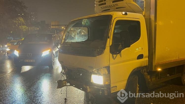 Kadıköy'de, bariyerlere çarpan kamyonette bulunan meyveler yola saçıldı