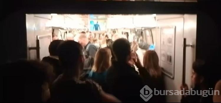 Kadıköy-Sabiha Gökçen metrosunda meydana gelen arıza yolcuları isyan ettirdi 
