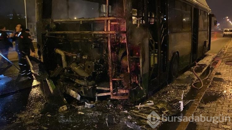 Seyir halindeyken alev alan özel halk otobüsü kullanılamaz hale geldi
