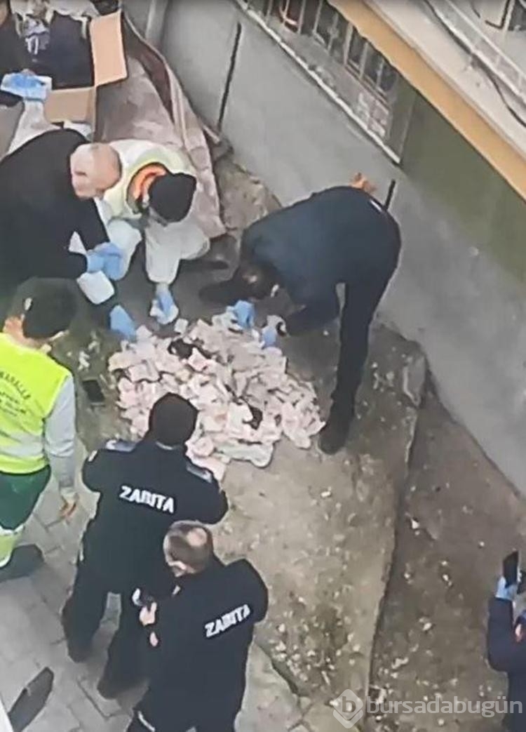 3 ton çöp çıkan evde 20 bin lira bulundu
