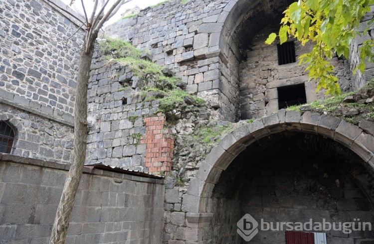 UNESCO mirasındaki 5 bin yıllık surlara tuğla yaması
