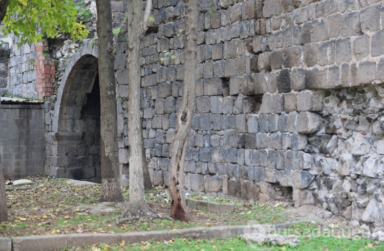 UNESCO mirasındaki 5 bin yıllık surlara tuğla yaması