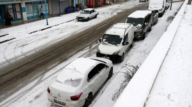 Muş ve Bitlis'te kar yağışı etkili oldu
