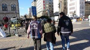 İstanbulkart doldurma bahanesiyle para isteyen 2 kadın yine aynı yerde yakalandı