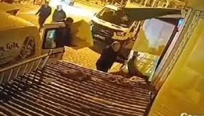 Fırtınada düşen çatının altında kalmaktan saniyelerle kurtuldu