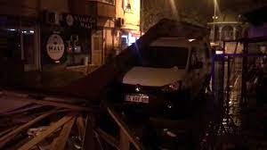 Fırtınada düşen çatının altında kalmaktan saniyelerle kurtuldu