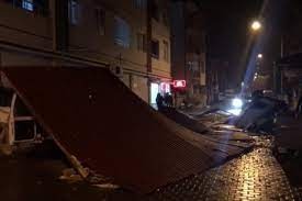 Fırtınada düşen çatının altında kalmaktan saniyelerle kurtuldu