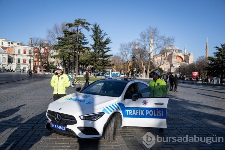 Çete araçları polis otosu oldu