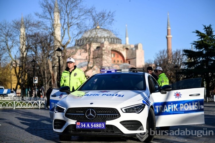 Çete araçları polis otosu oldu