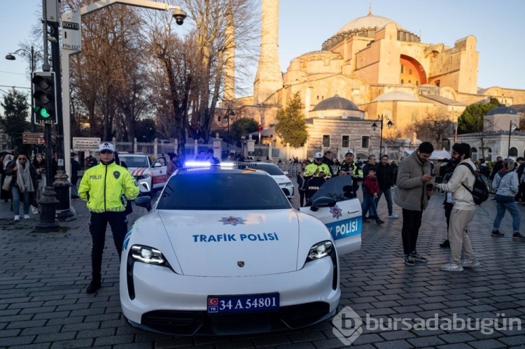 Çete araçları polis otosu oldu