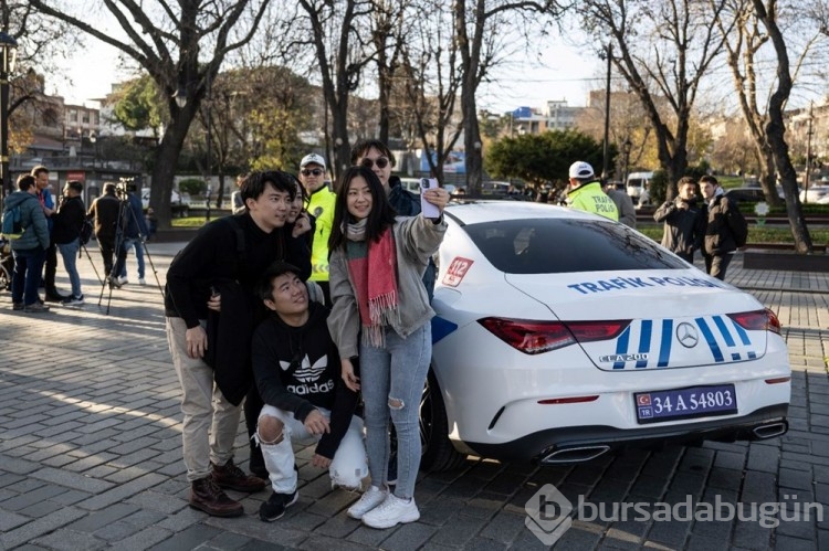 Çete araçları polis otosu oldu