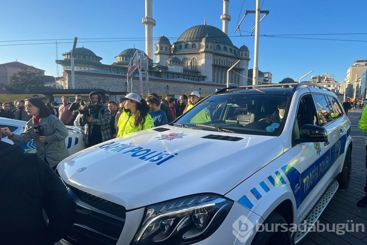 Çete araçları polis otosu oldu