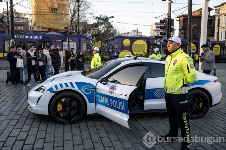 Çete araçları polis otosu oldu