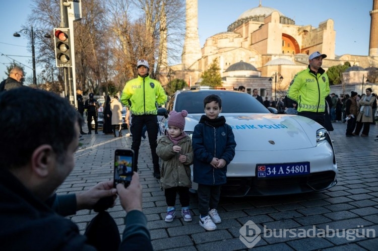 Çete araçları polis otosu oldu
