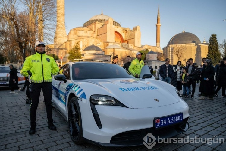 Çete araçları polis otosu oldu