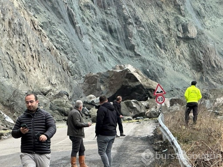 Artvin'de heyelan sonucu otomobil uçuruma yuvarlandı
