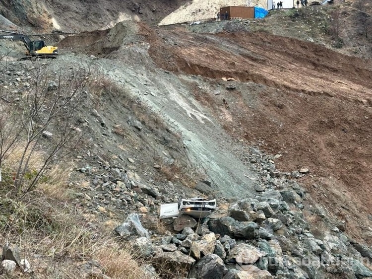 Artvin'de heyelan sonucu otomobil uçuruma yuvarlandı
