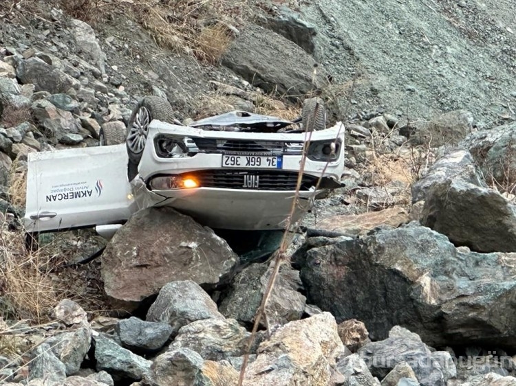 Artvin'de heyelan sonucu otomobil uçuruma yuvarlandı
