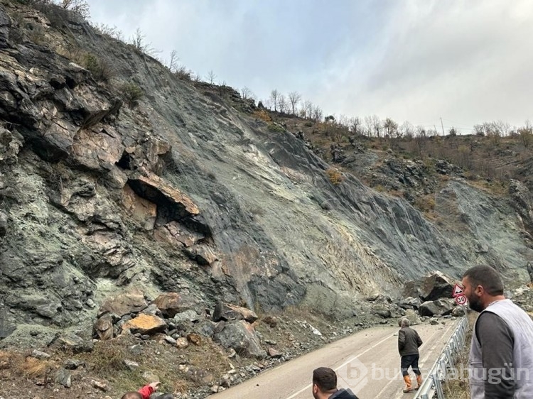 Artvin'de heyelan sonucu otomobil uçuruma yuvarlandı

