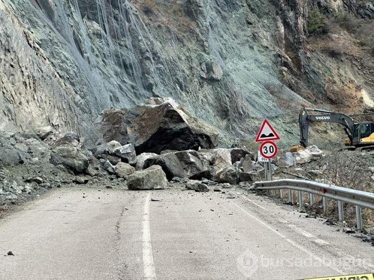 Artvin'de heyelan sonucu otomobil uçuruma yuvarlandı
