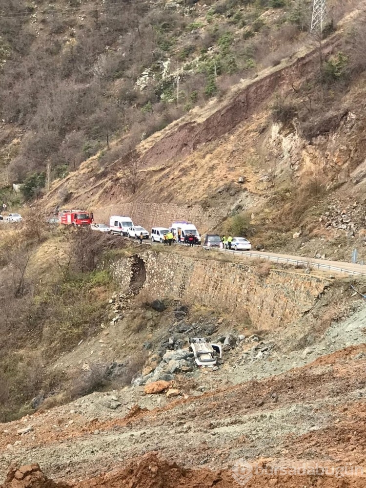 Artvin'de heyelan sonucu otomobil uçuruma yuvarlandı
