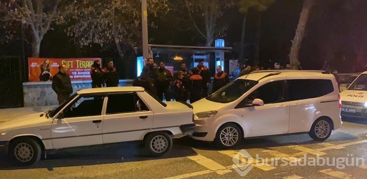 Otomobil polis aracına çarptı