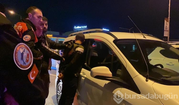 Otomobil polis aracına çarptı