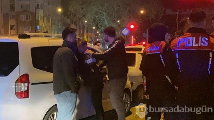 Otomobil polis aracına çarptı