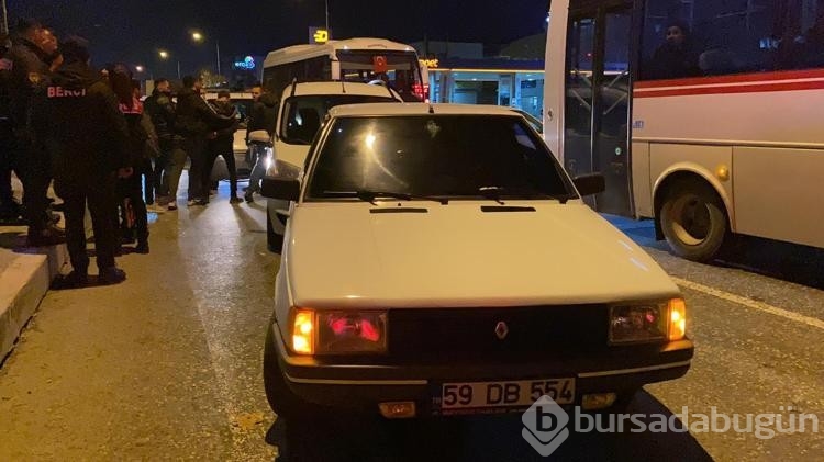 Otomobil polis aracına çarptı