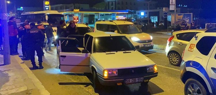 Otomobil polis aracına çarptı