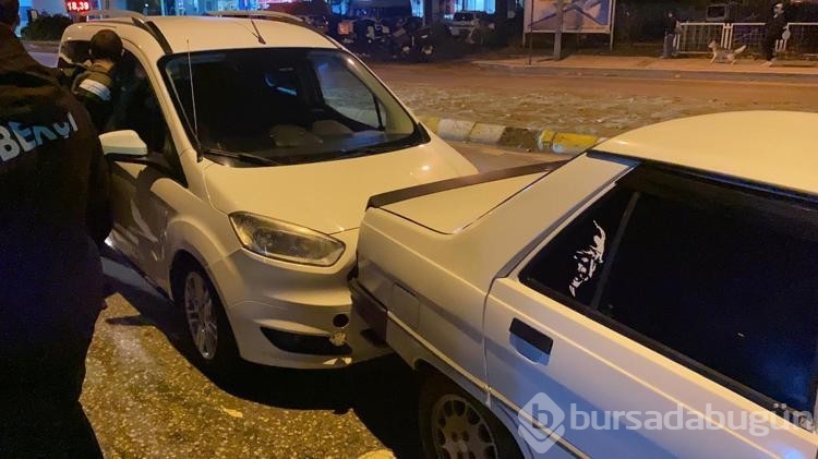Otomobil polis aracına çarptı