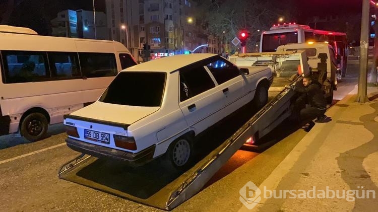 Otomobil polis aracına çarptı