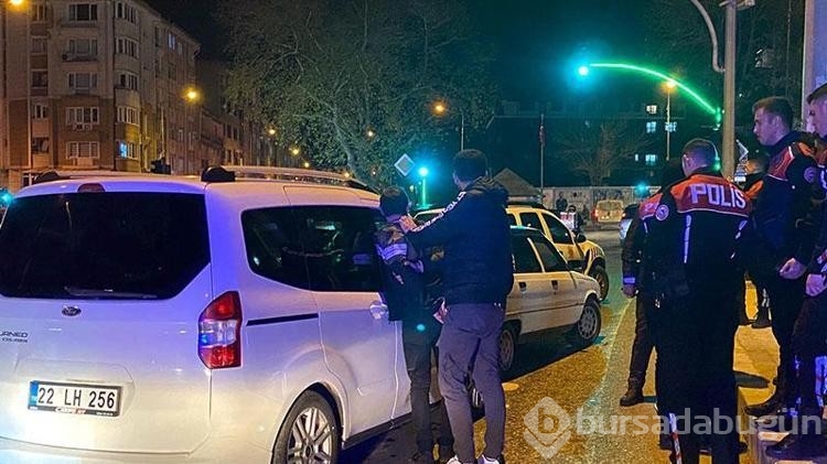 Otomobil polis aracına çarptı