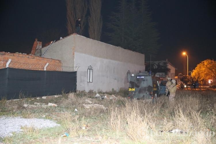 5 yıl hapisle aranan şüpheli elinde bıçakla çatıya çıktı
