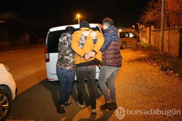 5 yıl hapisle aranan şüpheli elinde bıçakla çatıya çıktı