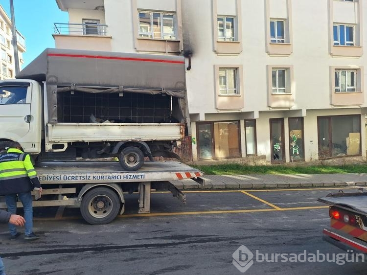Yokuşta kayan yol silindiri, 7 araca çarptı
