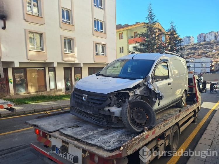 Yokuşta kayan yol silindiri, 7 araca çarptı
