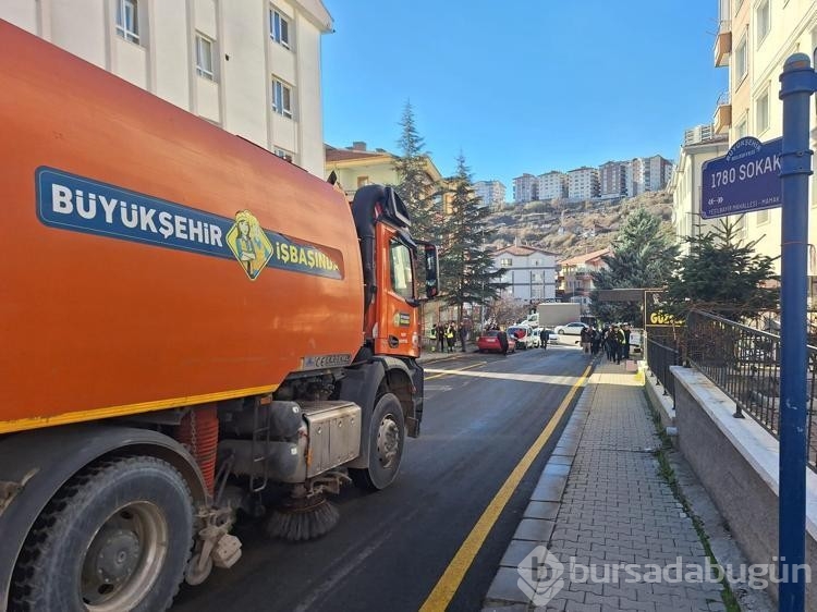 Yokuşta kayan yol silindiri, 7 araca çarptı

