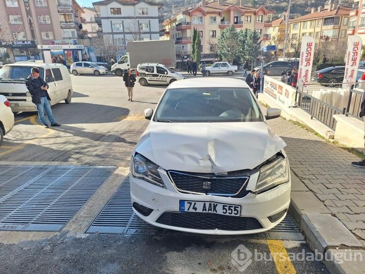 Yokuşta kayan yol silindiri, 7 araca çarptı
