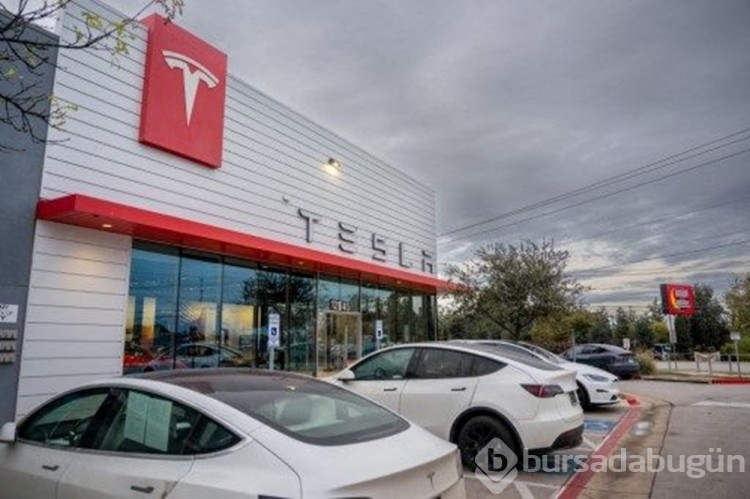 Tesla'nın robotu fabrikada mühendise saldırdı
